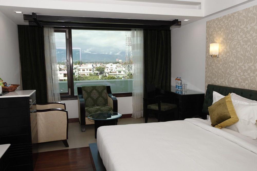 Hotel Saffron Leaf Dehradun Zewnętrze zdjęcie