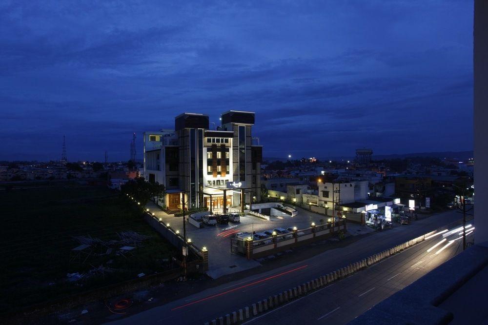 Hotel Saffron Leaf Dehradun Zewnętrze zdjęcie